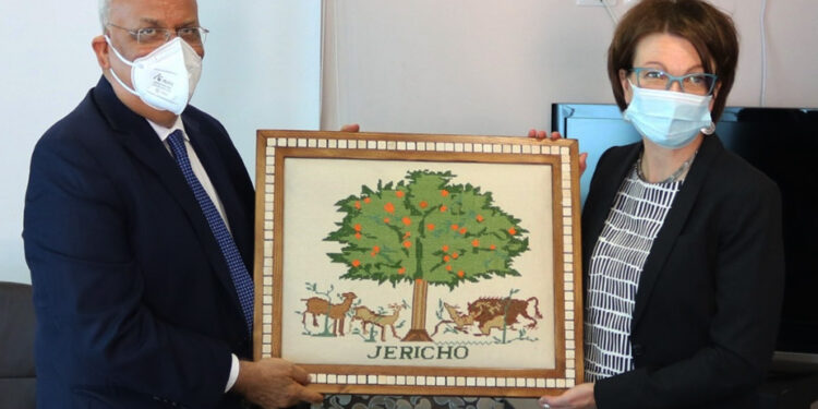 صائب عریقات کی فن لینڈ کی ہیڈ آف مشن فلیگ سے الوداعی ملاقات