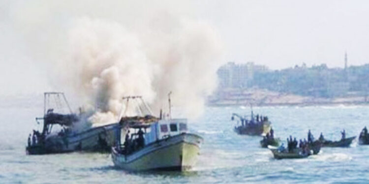 صیہونی نیوی کی فلسطینی ماہی گیروں پر فائرنگ، کشتیاں تباہ کردیں