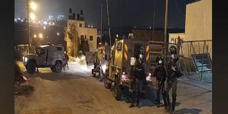 رام اللہ میں قابض فوج کادھاوا، صہیونی فوج اور فلسطینیوں کے درمیان جھڑپیں