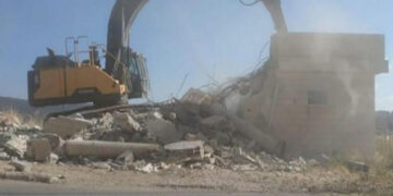 قابض فوج نے نحف قصبے کے نوجوان کو اپنا گھر مسمار کرنے پر مجبور کردیا