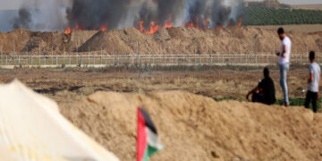 صہیونی فوج نے فلسطینیوں کے بادام کے باغ کو آگ لگادی