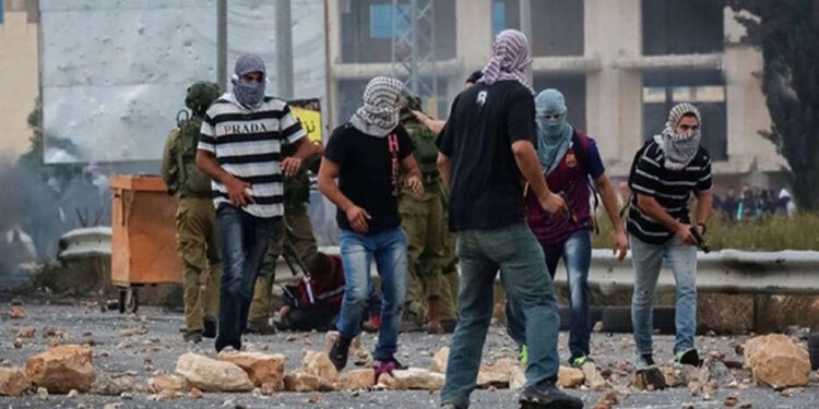 مسلح صیہونی آبادکاروں کا فلسطینی آبادی پر حملہ، 9 زخمی