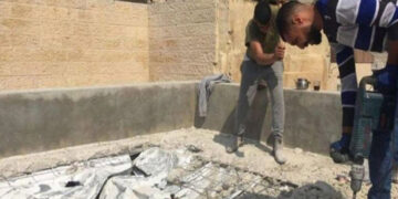 صیہونی ریاستی ظلم، فلسطینی اپناگھر مسمار کرنے پر مجبور