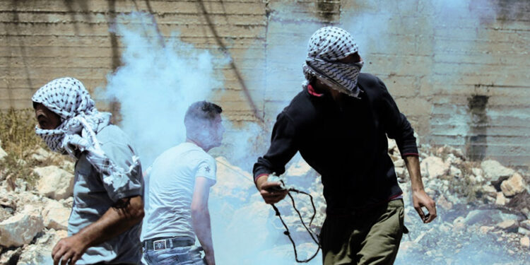 صیہونی فوج کی فلسطینی مظاہرین پر فائرنگ، متعدد زخمی