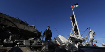 صیہونی جرائم: مظلوم فلسطینی اپنا گھر مسمار کرنے پر مجبور