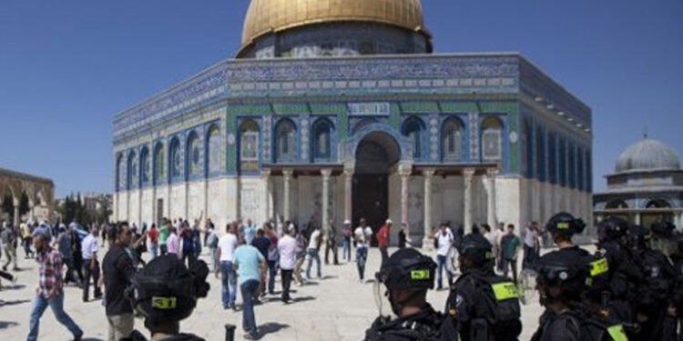 قابض فوج کی مسجد اقصی میں مقدس مقامات کی بےحرمتی جاری