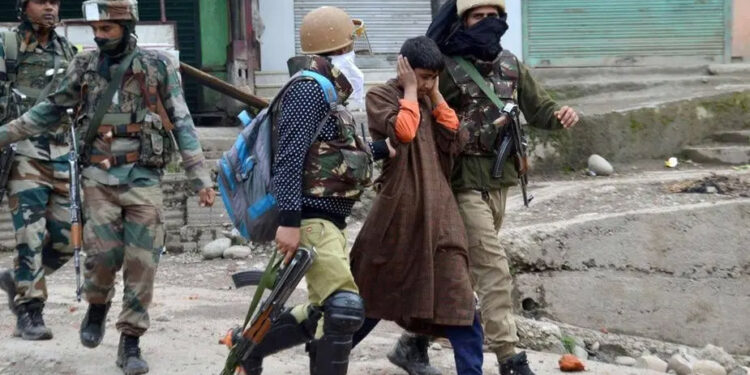 بھارتی فوج کی مقبوضہ کشمیر میں کارروائیاں چھ کشمیری نوجوان گرفتار