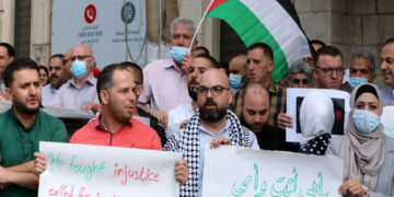 بیروت: گستاخانہ خاکوں کے خلاف فلسطینی پناہ گزینوں کا احتجاج