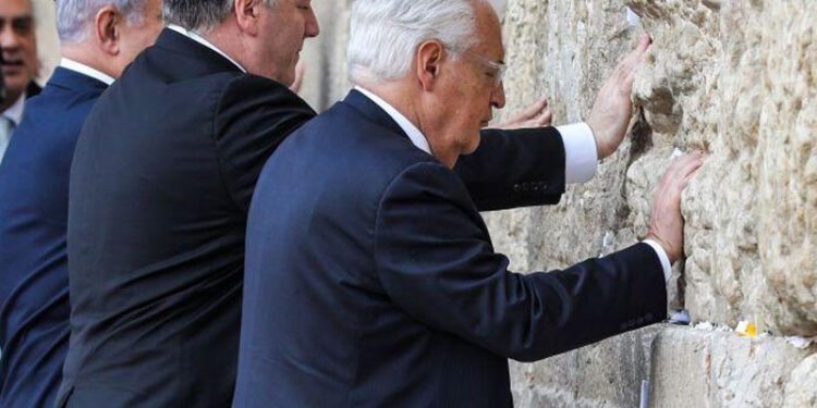 صیہونی ریاست اسرائیل میں تعینات امریکی سفیر کی دیوار گریہ پر عبادت