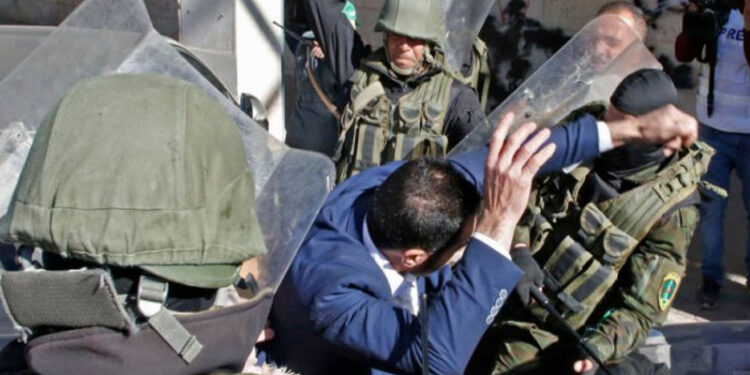 صیہونی جیل حکام کا فلسطینی قیدیوں پر وحشیانہ تشدد