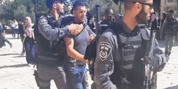 صیہونی پولیس  نے مسجد اقصیٰ کے دومحافظوں کو گرفتارکرلیا