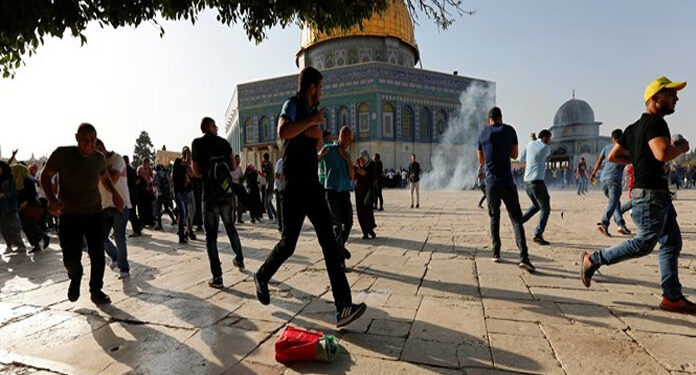 صہیونی آبادکاروں نےفوج کی نگرانی میں ایک بار پھر مسجد اقصیٰ پر دھاوا بول دیا