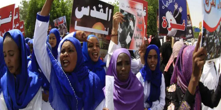 صیہونی وفد کی سوڈان آمد ، بڑےپیمانے پر احتجاجی مظاہرے ،اسرائیلی پرچم نذر آتش