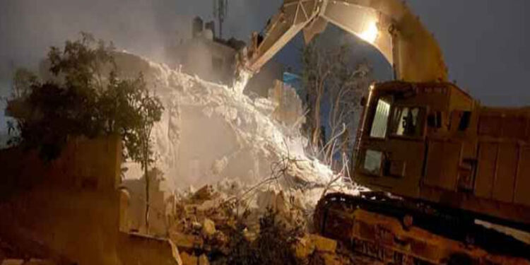 قابض فوج نے فلسطینی اسیر کے گھر کو مسمار کردیا