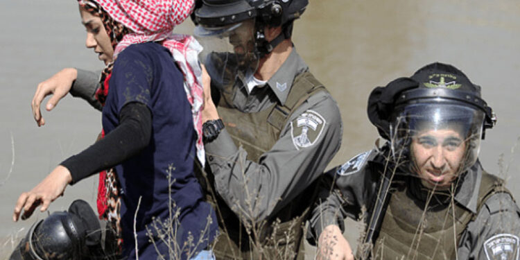 صیہونی فوج کا فلسطینی دوشیزہ پر سرے عام تشدد