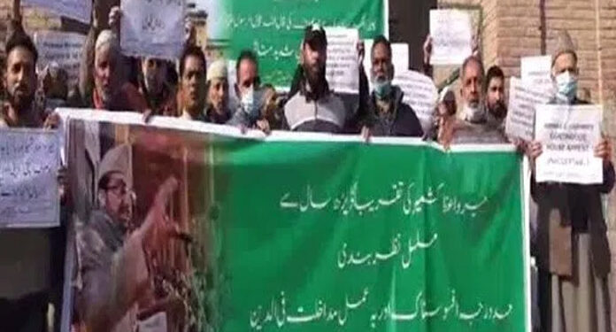 کشمیری رہنماءمیر واعظ کی مسلسل نظر بندی کے خلاف سری نگر میں پر امن احتجاج