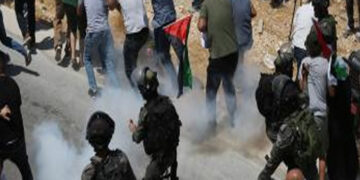  الخلیل میں صہیو نی فوجیوں کی فائرنگ سے فلسطینی بچہ زخمی   