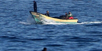 صیہونی نیوی کی فلسطینی ماہی گیروں پر فائرنگ، ایک زخمی ایک اغوا کرلیا