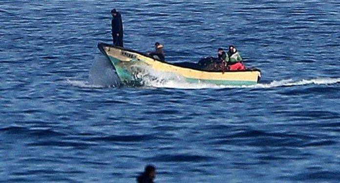 صیہونی نیوی کی فلسطینی ماہی گیروں پر فائرنگ، ایک زخمی ایک اغوا کرلیا