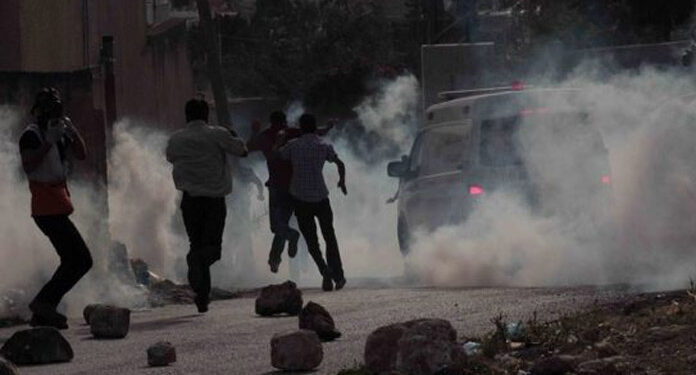 قابض فوج کا فلسطینی پر امن ریلی پر دھاوا