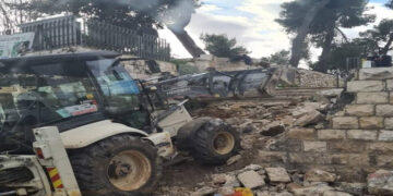 مقبوضہ بیت المقدس: صہیونی بلدیہ نے  شہداء کے قبرستان کی دیوار منہدم کردی