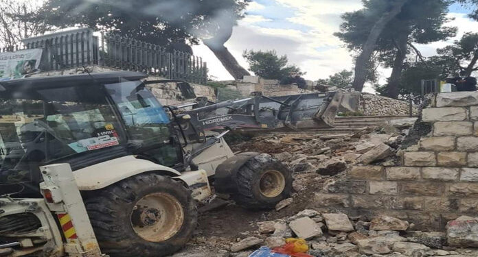 مقبوضہ بیت المقدس: صہیونی بلدیہ نے  شہداء کے قبرستان کی دیوار منہدم کردی