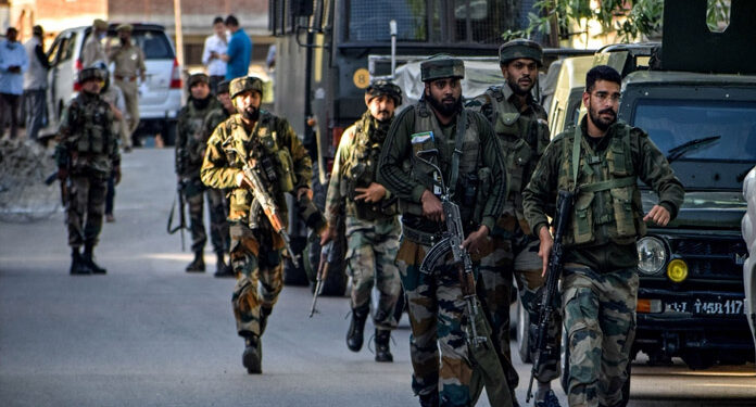 بھارتی فوج کی جارحیت: حریت کانفرنس کے 2 رہنماء گرفتار