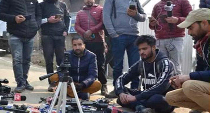 بھارتی پولیس کے ناروا سلوک کے خلاف صحافیوں کا دھرنا