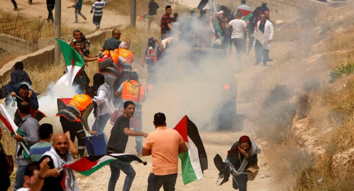 مقبوضہ بیت المقدس: فلسطینی نوجوانوں کا قابض فوج  کی جارحیت کا منہ توڑ جواب