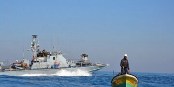 غزہ میں تباہی کے بعد صہیونی دہشت گرد فلسطینی ماہی گیروں کے تعاقب میں