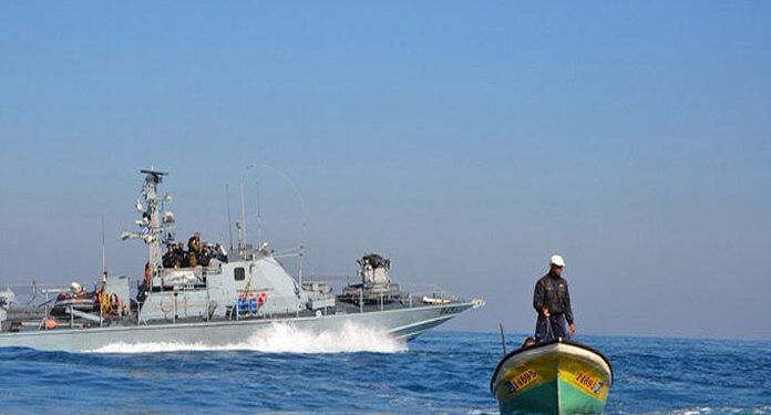 غزہ میں تباہی کے بعد صہیونی دہشت گرد فلسطینی ماہی گیروں کے تعاقب میں