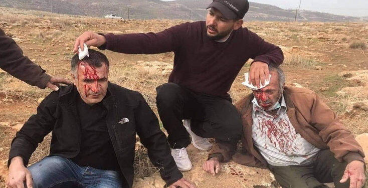 صیہونی آبادکاروں کا فلسطینیوں پر حملہ