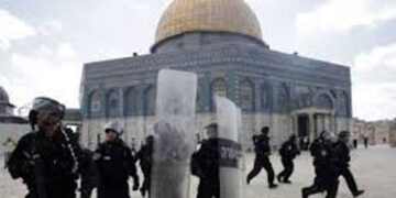 قابض فوج کے تحفظ میں درجنوں صہیونی آبادکاروں کا مسجد اقصی پر دھاوا