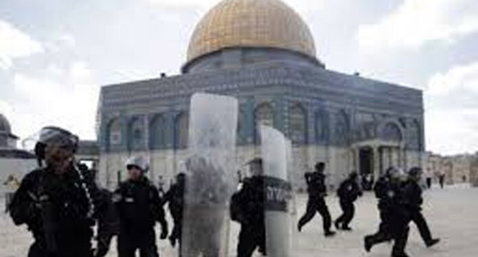 قابض فوج کے تحفظ میں درجنوں صہیونی آبادکاروں کا مسجد اقصی پر دھاوا