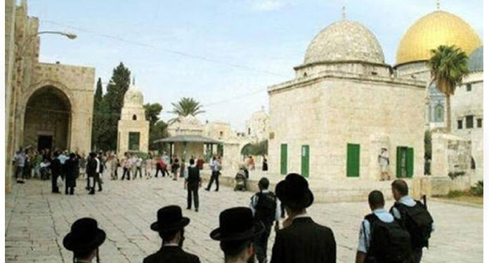 قابض صہیونی آبادکاروں کا صہیونی اسپیشل فورسز کے ہمراہ مسجد اقصیٰ پر دھاوا