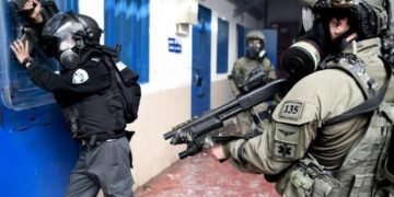 صیہونی جیل حکام  کے مظالم، فلسطینی اسیروں کا کھانہ کھانے سے انکار