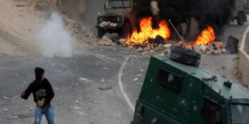 صہیونی فوجی دراندازی ناکم، فلسطینیوں نےفوجی گاڑی تباہ کردی