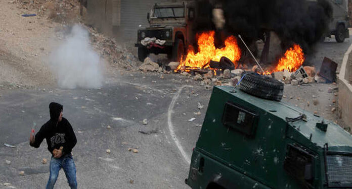 صہیونی فوجی دراندازی ناکم، فلسطینیوں نےفوجی گاڑی تباہ کردی