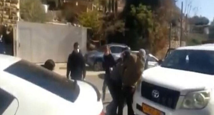 قابض ریاست میں صہیونی دہشت گردوں کا فلسطینی نوجوان پر تشدد