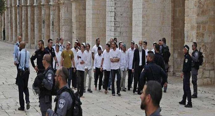 قابض فوج  کی سرپرستی میں صہیونی آبادکاروں کا مسجد اقصیٰ پر دھاوا