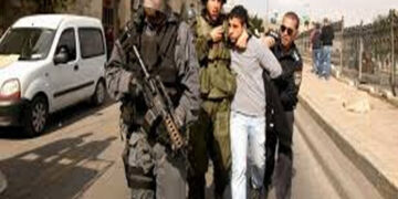 صہیونی فوج کا فلسطینی باپ اور بیٹے  پر  بے رحمانہ تشدد