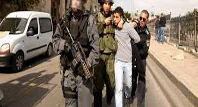 صہیونی فوج کا فلسطینی باپ اور بیٹے  پر  بے رحمانہ تشدد