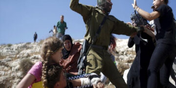 صہیونی فوج کا فلسطینی پر تشدد اور گرفتاری، اہل خانہ بھی صہیونی تشدد کا شکار