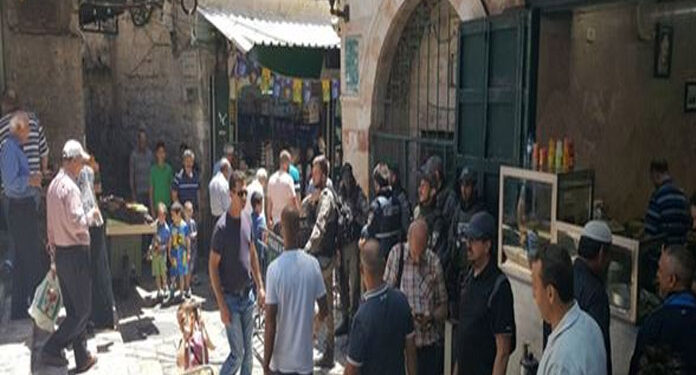 صہیونی آباد کاروں کا فلسطینی دکاندار پر حملہ