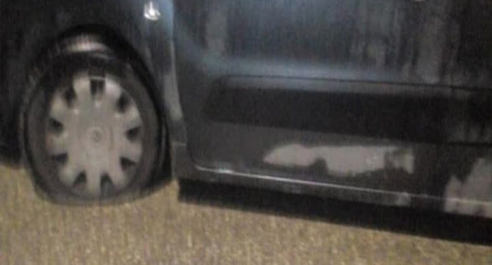 نابلس: مذہبی جنونی آباد کاروں کا فلسطینی گاڑیوں پر پتھراؤ