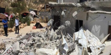 قابض فوج کے حکم پر فلسطینی اپنا مکان اور گیراج  منہدم کرنے پر مجبور
