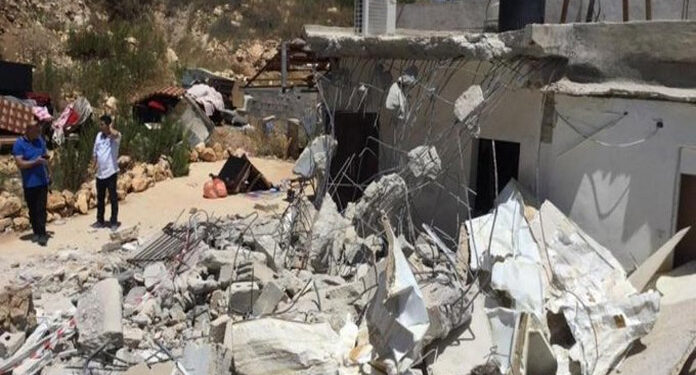 قابض فوج کے حکم پر فلسطینی اپنا مکان اور گیراج  منہدم کرنے پر مجبور
