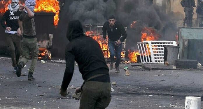 صیہونی فوج کی فلسطینیوں پر آنسو گیس کی شیلنگ اور فائرنگ