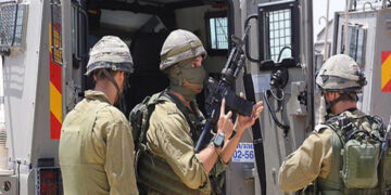 مسلح قابض فوج کا فلسطینی کے گھر پر حملہ