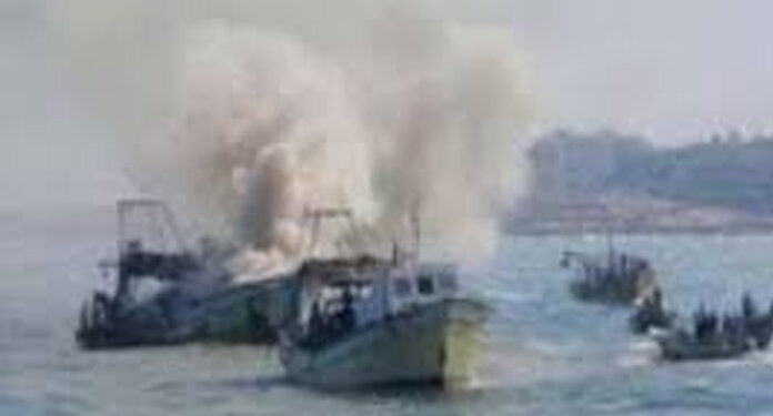 Israeli-navy-shells-Palestinian-fishing-boats-Gaza